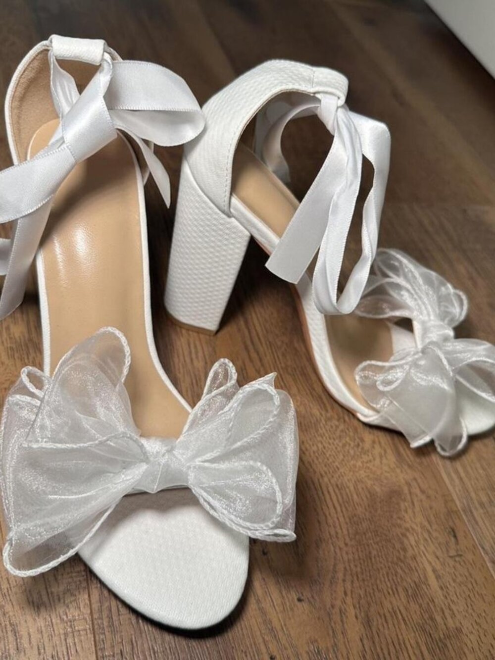 White block heel shoes with bow detail